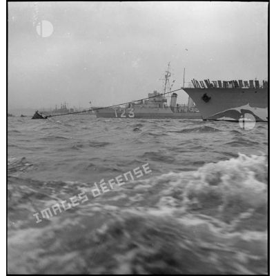 Proues et bâbords de navires d'une escadre légère au mouillage sur coffre dans la rade de Brest.