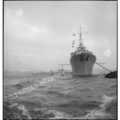 Proue d'un contre-torpilleur d'une escadre légère au mouillage sur coffre dans la rade de Brest. A l'arrière plan, le contre-torpilleur Mogador.