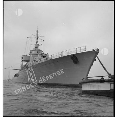 Vue tribord trois quarts avant d'un contre-torpilleur d'une escadre légère au mouillage dans la rade de Brest.