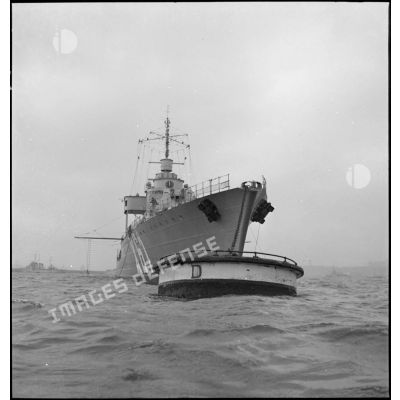 Proue d'un contre-torpilleur d'une escadre légère au mouillage dans la rade de Brest.