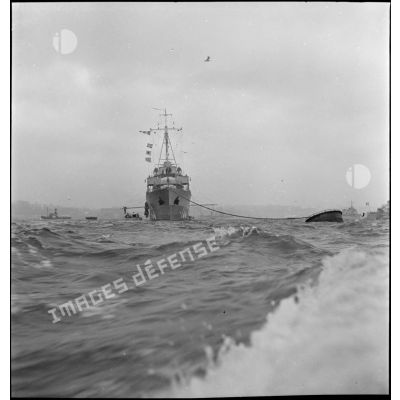 Proue d'un torpilleur d'un escadre légère au mouillage dans la rade de Brest.