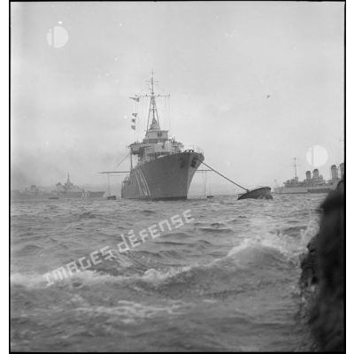 Contre-torpilleur d'une escadre légère au mouillage dans la rade de Brest.