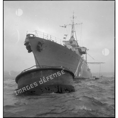 Vue trois quarts bâbord d'un contre-torpilleur d'une escadre légère au mouillage dans la rade de Brest.
