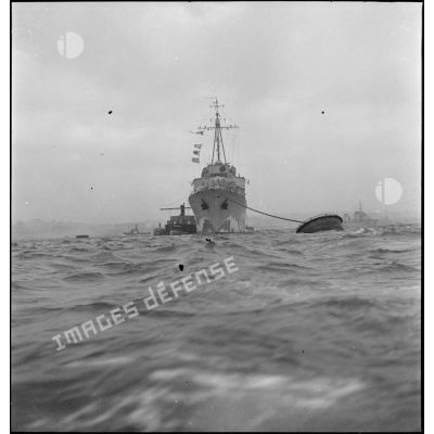 Proue d'un torpilleur d'une escadre légère au mouillage sur coffre en rade de Brest.