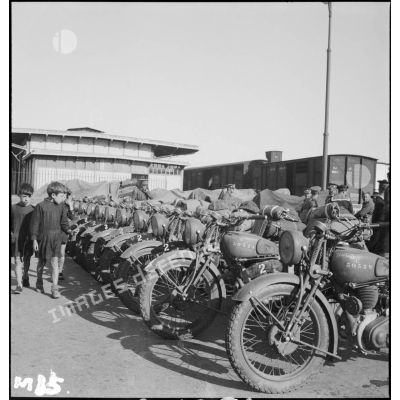 Motos Norton (modèle 16H sous réserves) de la British expeditionary force (BEF), alignées sur un quai de la gare de Brest.