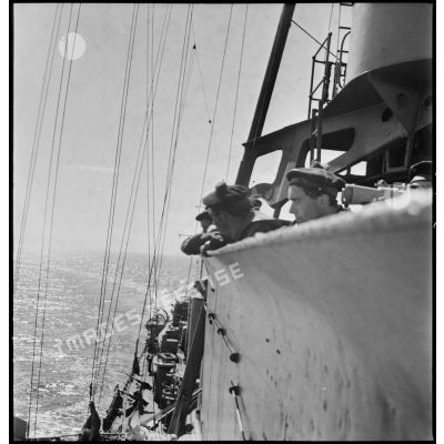 Marins de guet à la passerelle à bord du contre-torpilleur Guépard, en mission de protection d'un convoi.