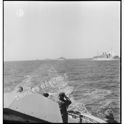 Convoi de navires transports de troupes escorté par une division de contre-torpilleurs.