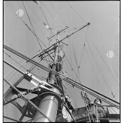 Le mât et le nid-de-pie du contre-torpilleur Guépard.