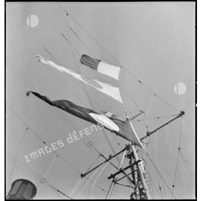 Pavillons de signalisation hissés dans la mâture du contre-torpilleur Guépard.