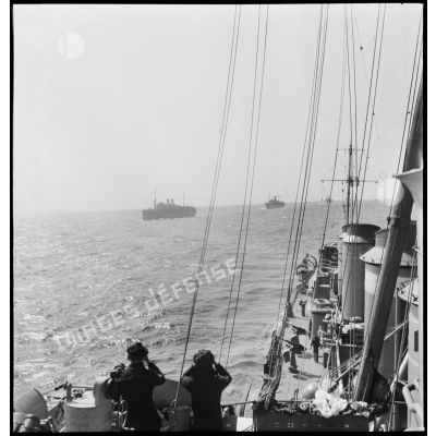 Convoi de navires transports de troupes escorté par une division de contre-torpilleurs.