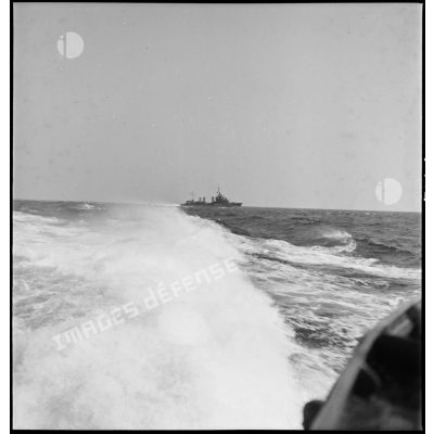 Tribord d'un contre-torpilleur, navire d'escorte d'un convoi.