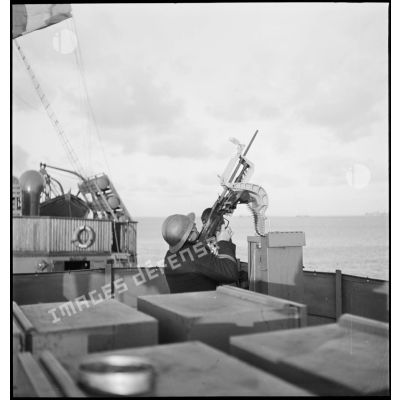Poste de lutte antiaérienne sur un navire à destination de la Hollande.