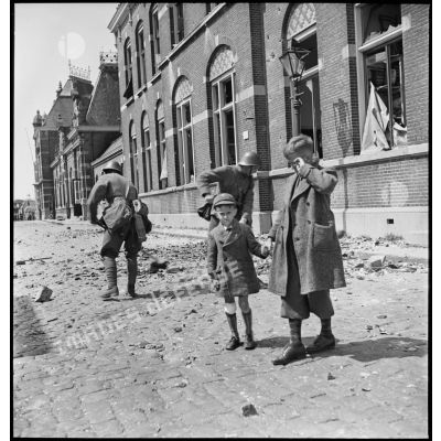 Dégâts et destructions dans la ville de Flessingue bombardée.