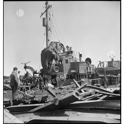 Dégâts et destructions dans le port de la ville de Flessingue.