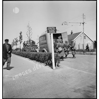 Embarquement à bord de véhicules des troupes françaises à Flessingue.