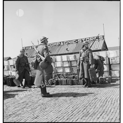 Débarquement des troupes françaises dans le port de Flessingue.