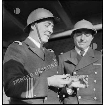 Le commandant et l'officier mécanicien du torpilleur L'Adroit.