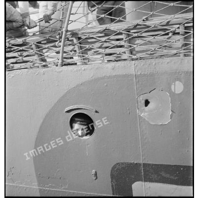 Impacts d'éclats de bombes sur la coque du torpilleur L'Adroit.