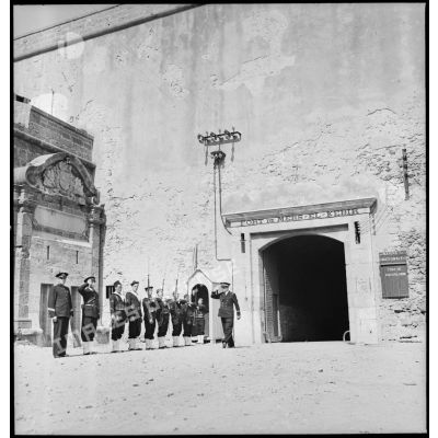 Garde descendante de canonniers marins, dits Baharia, devant l'entrée du fort de Mers-el-Kébir.