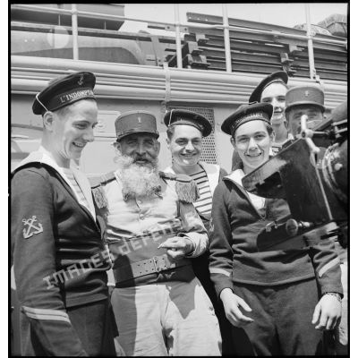 Photographie de groupe d'un sous-officier pionnier du 1er régiment étranger d'infanterie (REI) entouré d'un quartier-maître et d'un matelot du contre-torpilleur L'Indomptable.
