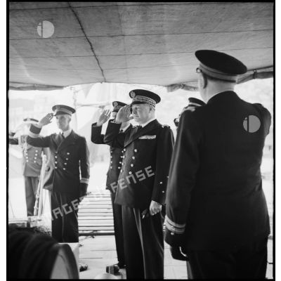 Le vice-amiral d'escadre Marcel Gensoul, commandant la Force de Raid, monte à bord du contre-torpilleur Le Malin où les honneurs lui sont rendus.