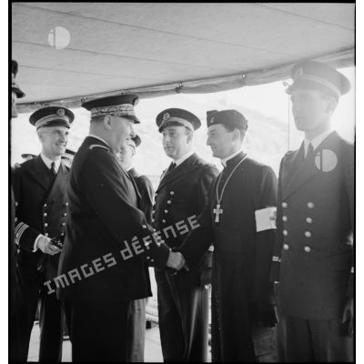 Le vice-amiral d'escadre Marcel Gensoul, commandant la Force de Raid, salue l'aumônier du contre-torpilleur Le Malin lors de sa visite d'inspection.