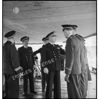 Le vice-amiral d'escadre Marcel Gensoul, commandant la Force de Raid, se fait présenter l'état-major du contre-torpilleur Le Malin au cours de sa visite d'inspection.