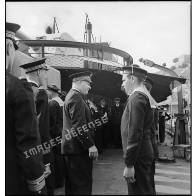 Le vice-amiral d'escadre Marcel Gensoul, commandant la Force de Raid, s'entretient avec des membres d'équipage lors de sa visite d'inspection du contre-torpilleur Le Malin.