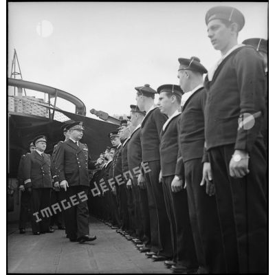 Le vice-amiral d'escadre Marcel Gensoul, commandant la Force de Raid, passe les quartiers-maîtres et marins en revue lors de son inspection du contre-torpilleur Le Malin.