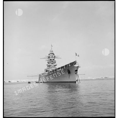 Le cuirassé Dunkerque, au mouillage dans le port de Mers-el-Kébir.