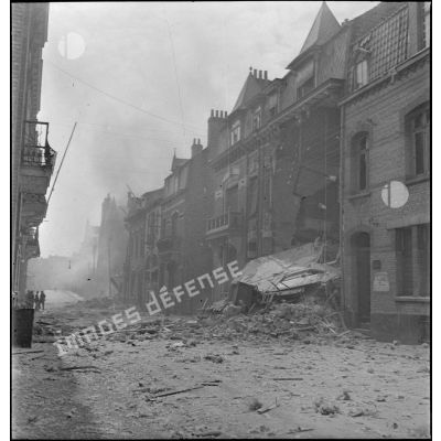 Maisons en ruine dans une rue de Malo-les-Bains suite à un bombardement de l'aviation allemande.