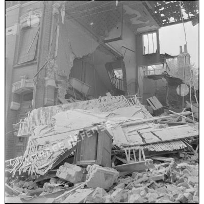 Maison en ruine dans une rue de Malo-les-Bains suite à un bombardement de l'aviation allemande.