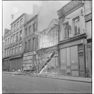 Commerce incendié dans une rue de Dunkerque.