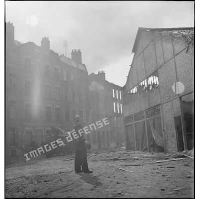 Intervention des pompiers sur un bâtiment bombardé dans Dunkerque.