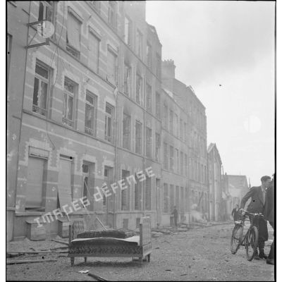 Rue de Dunkerque après un bombardement de la Luftwaffe.