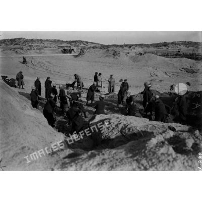 Coxyde-Bains (Belgique). Tirailleurs occupés au terrassement dans les dunes. [légende d'origine]