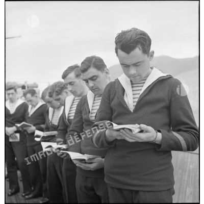 Des matelots du cuirassé Dunkerque assistent à une messe célébrée à bord du navire.