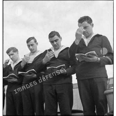 Des matelots du cuirassé Dunkerque assistent à une messe célébrée à bord du navire.