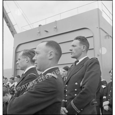 Des officiers du cuirassé Dunkerque assistent à une messe célébrée à bord du navire.