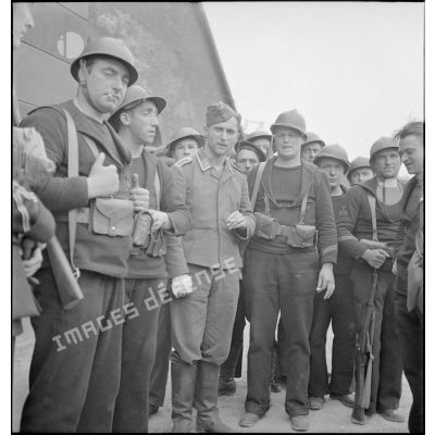 Photographie de groupe de marins français encadrant un prisonnier allemand à Dunkerque.