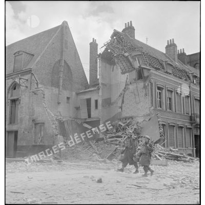 Soldats de la British expedionary force (BEF) dans Dunkerque en ruine.