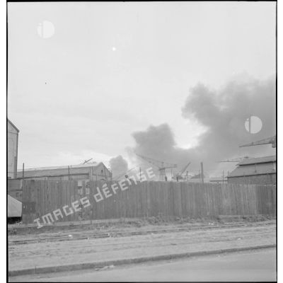 Incendie dans Dunkerque suite à un bombardement de la ville par l'aviation allemande.