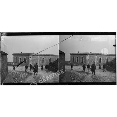 Cherbourg. Prisonniers au fort du Roule. [légende d'origine]