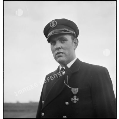 Portrait du second maître Dudouard, chef d'une équipe de marins démineurs, décoré de la Croix de guerre avec étoile.