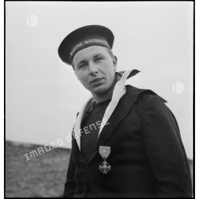 Portrait du matelot Gillet, membre d'une équipe de marins démineurs, décoré de la Croix de guerre avec étoile.