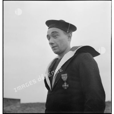 Portrait du matelot Laron, membre d'une équipe de marins démineurs, décoré de la Croix de guerre avec étoile.