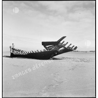 Epave de bateau échouée sur une plage de Dunkerque.