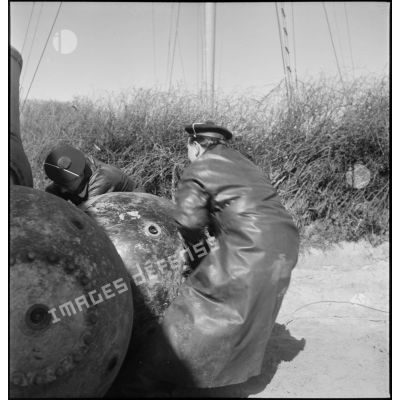 L'équipe d'armuriers démineurs de la Marine nationale charge une mine neutralisée à bord d'une autochenille.