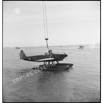 Mise à l'eau à l'aide d'une grue d'un hydravion Latécoère 298 de l'escadrille de torpillage T3 à Cherbourg.