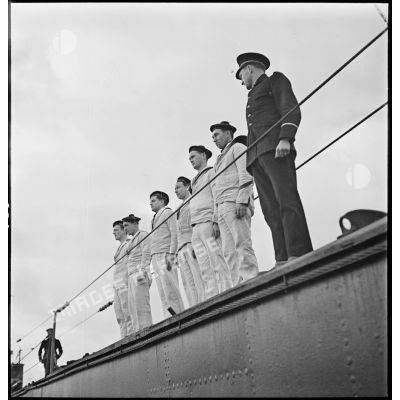 Marins au garde à vous sur le pont du sous-marin Casabianca.